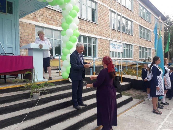 Торжественная линейка " САНАЛЫ ҰРПАҚ- ЖАРҚЫН БОЛАШАҚ