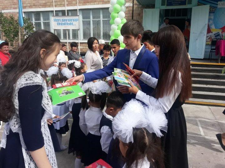 Торжественная линейка " САНАЛЫ ҰРПАҚ- ЖАРҚЫН БОЛАШАҚ
