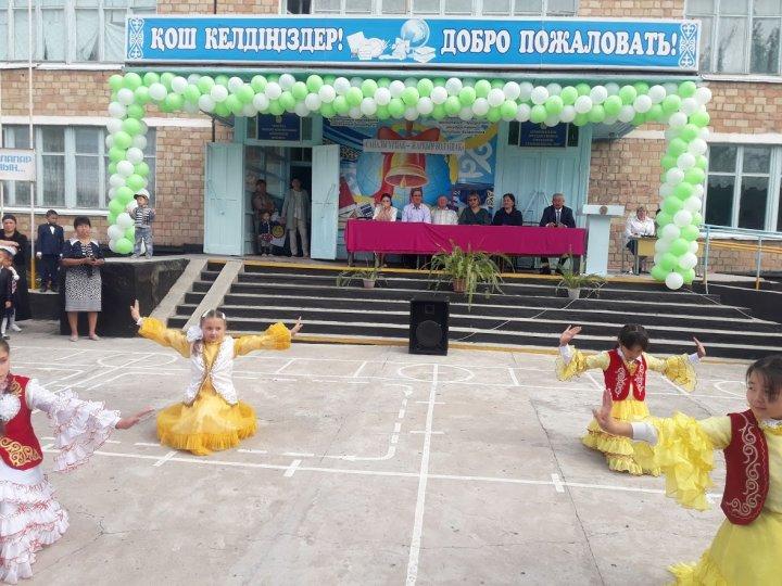 Торжественная линейка " САНАЛЫ ҰРПАҚ- ЖАРҚЫН БОЛАШАҚ